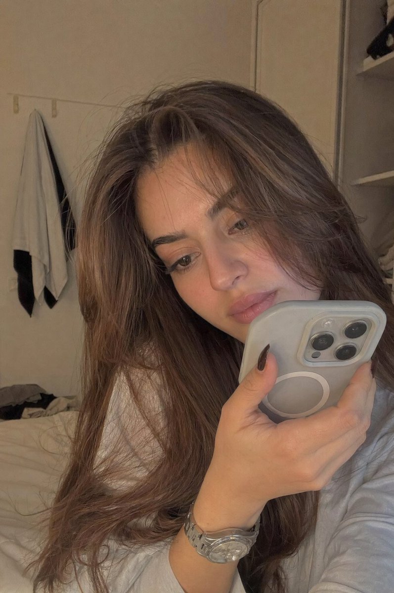 逼真的卧室手机录制风格