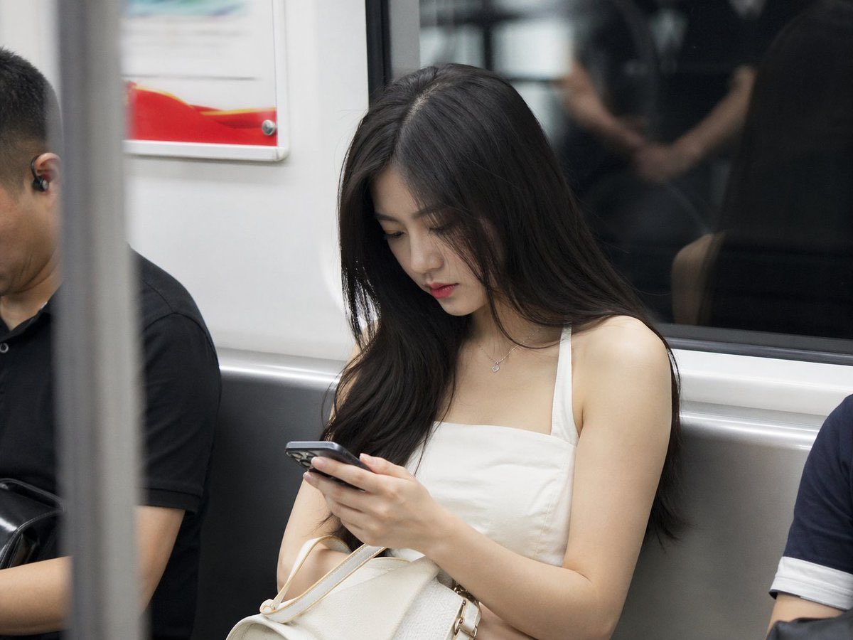 地铁抓拍照片提示词