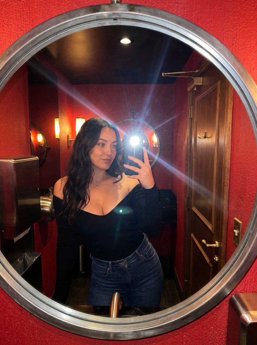 红色洗手间闪光灯镜面自拍