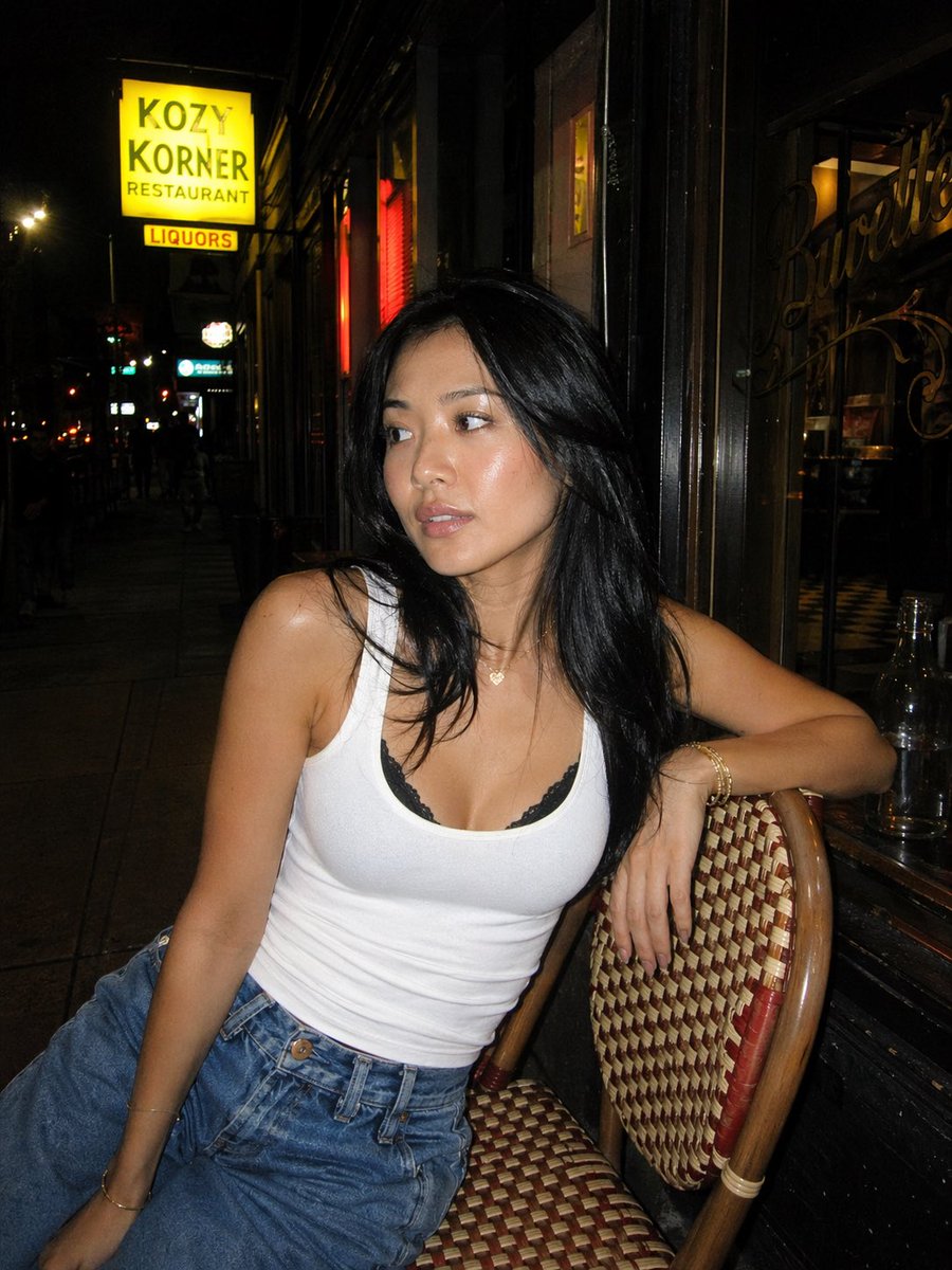 餐厅外夜间闪光灯人像