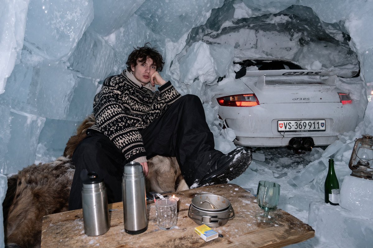 超现实冰洞闪光灯摄影