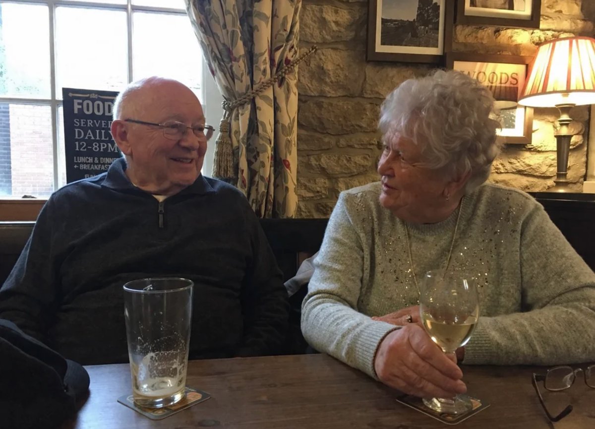 温馨酒馆里的老年夫妇