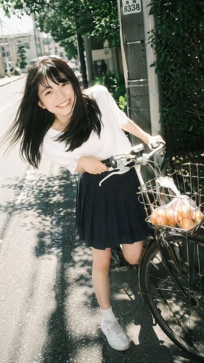 骑自行车的女孩复古胶片肖像