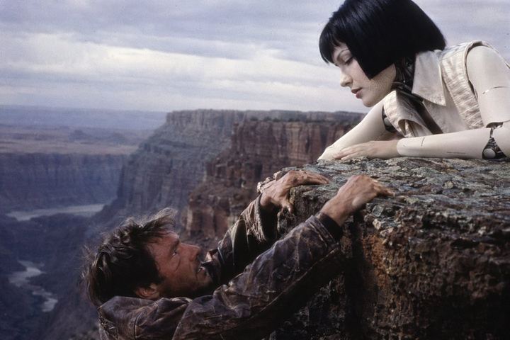 90 年代科幻电影悬崖惊险剧照