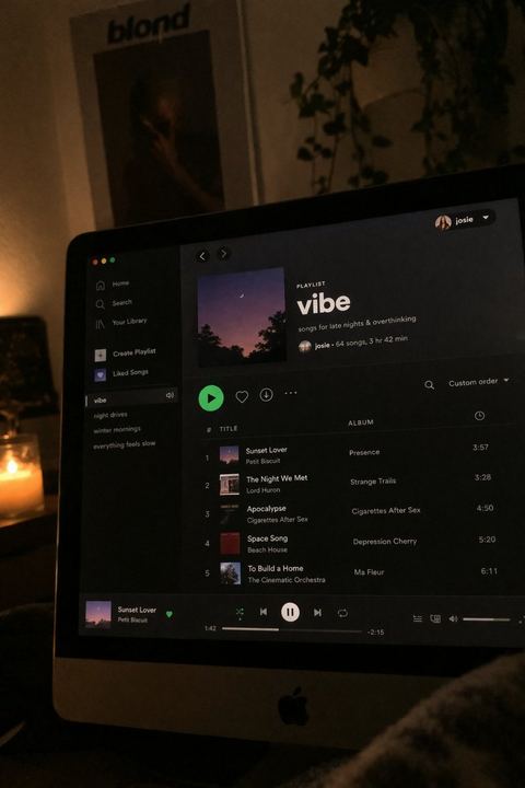 夜间 Spotify 播放列表屏幕
