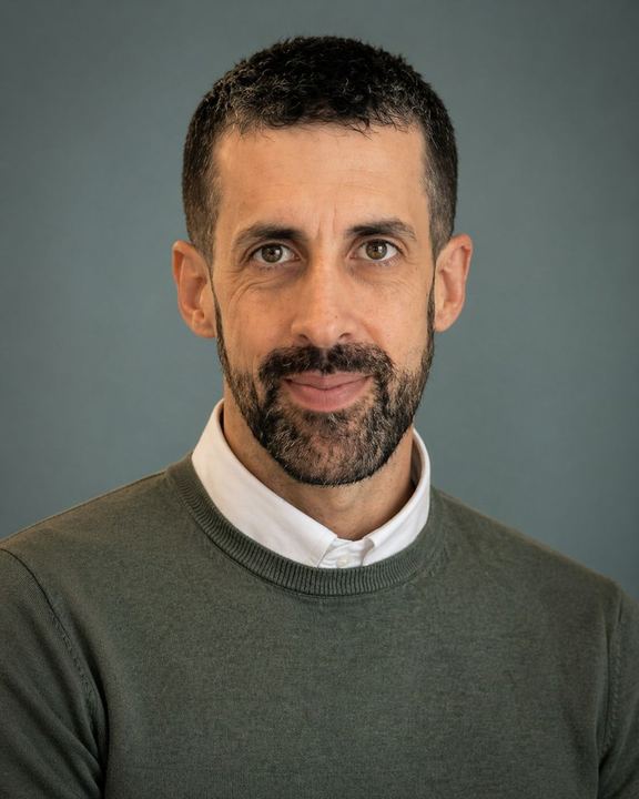 将火车抓拍照片转换为影棚肖像