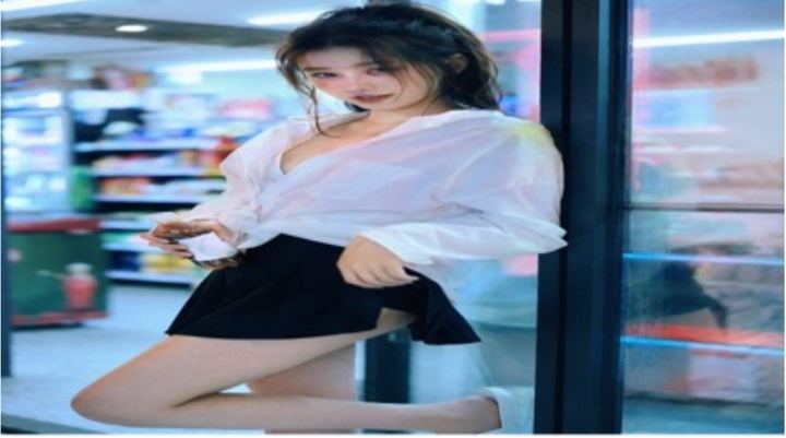 电影感霓虹便利店提示词