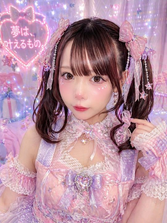 霓虹心形装饰的马卡龙色系偶像肖像