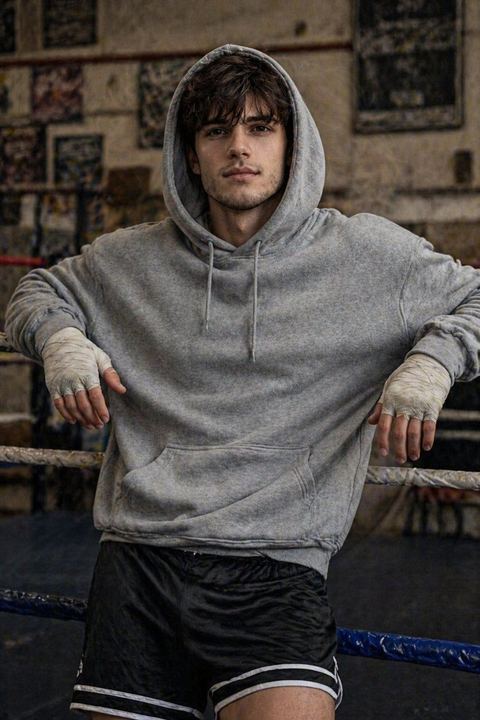 倚靠在拳击台围绳上的坚毅拳手