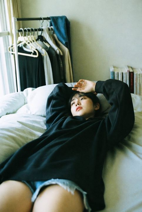 卧室休闲抓拍照片